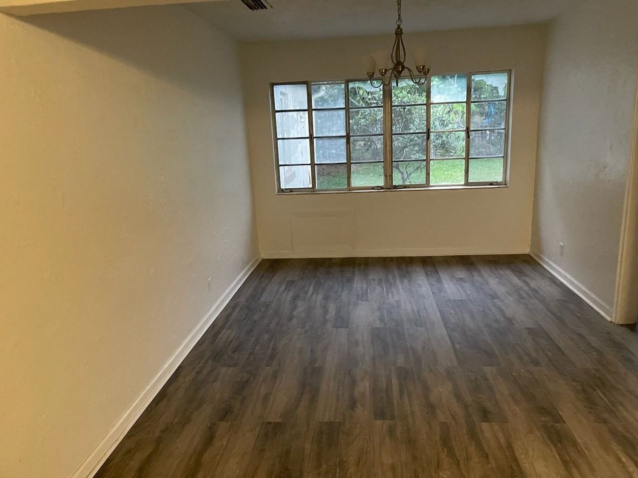 1117 Colonial Rd - Photo 2 of 5