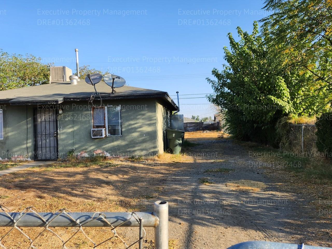 1206 Potomac Ave - Photo 2 of 16