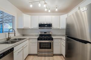 featured image of 816 E 10th St