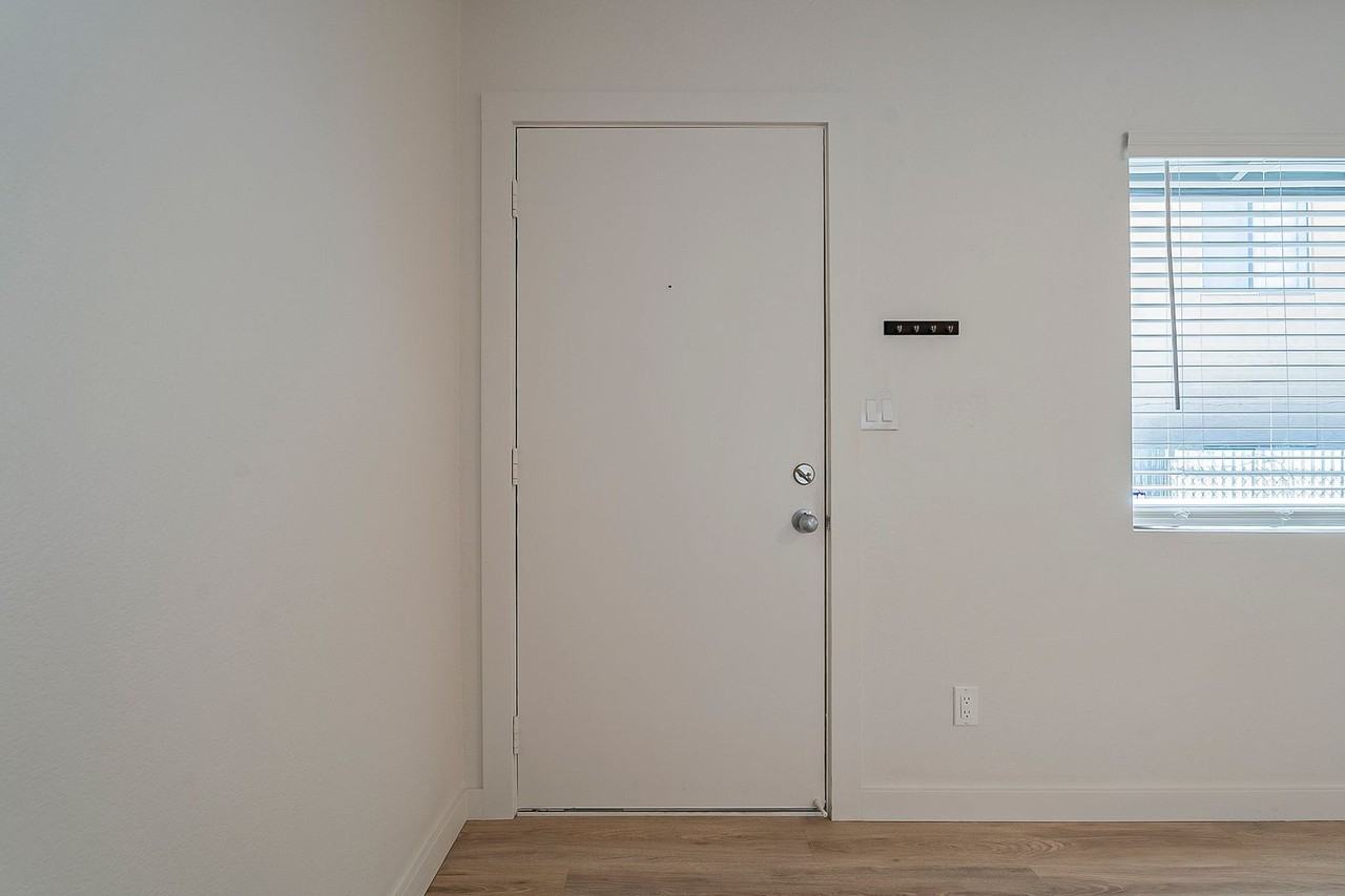 10th and Hughes ( 816 E. 10th St. & 815 E. Hughes St. ) - Photo 5 of 26