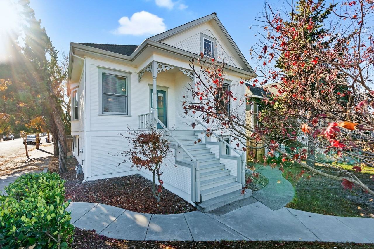 403 1st St - Photo 3 of 34