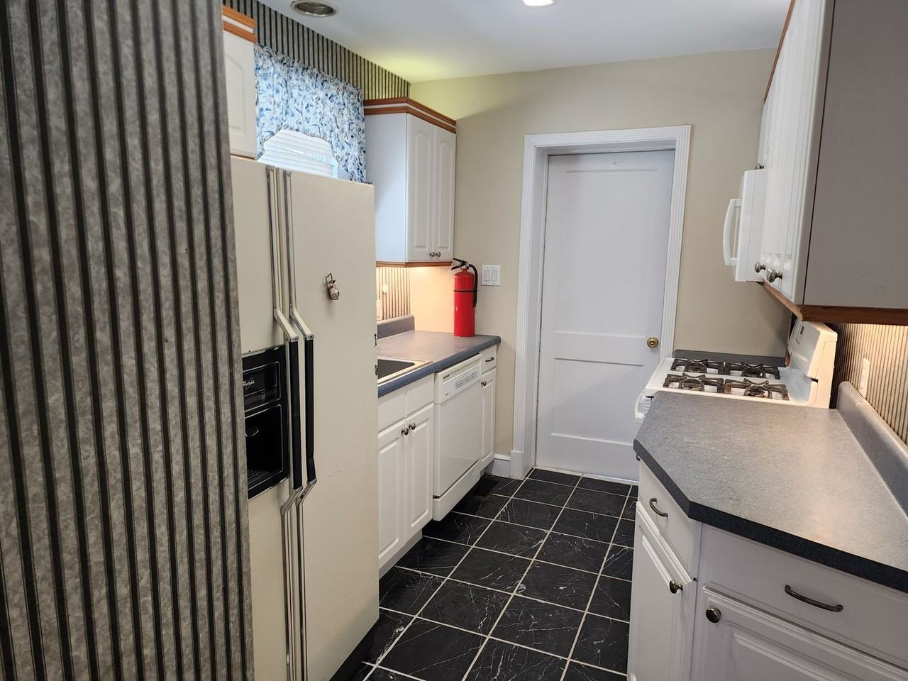 2320 Williamsburg Rd - Photo 4 of 8