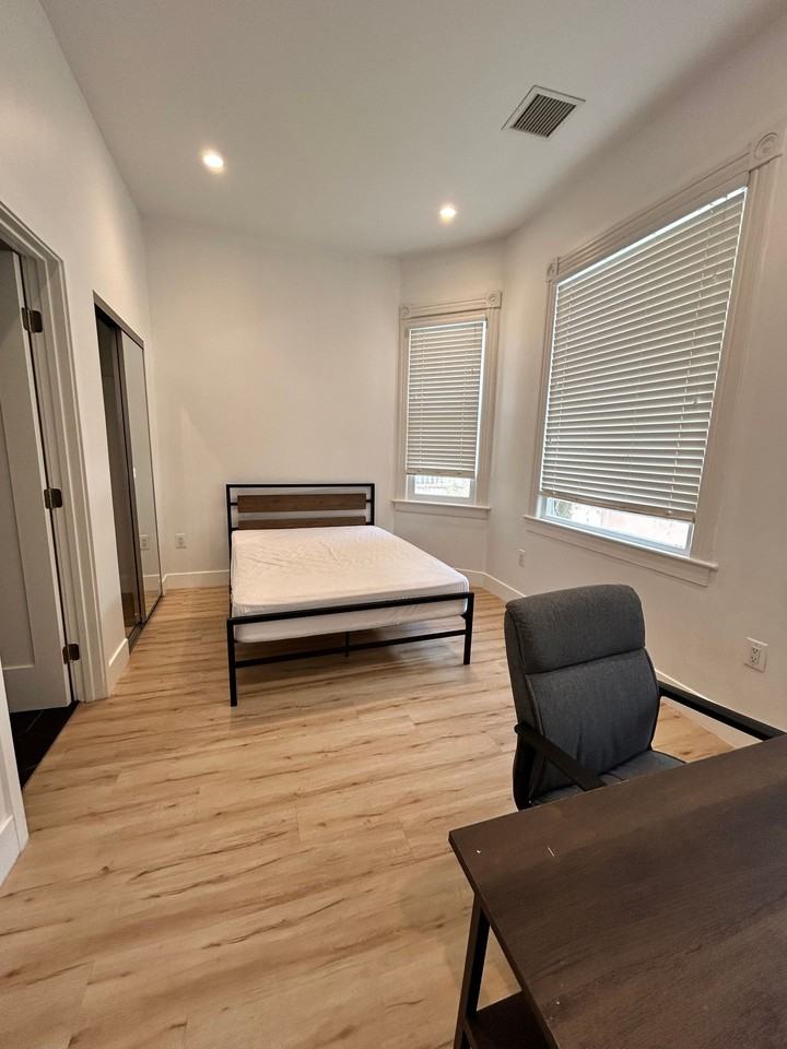 1334 W. 22nd St - Photo 3 of 10