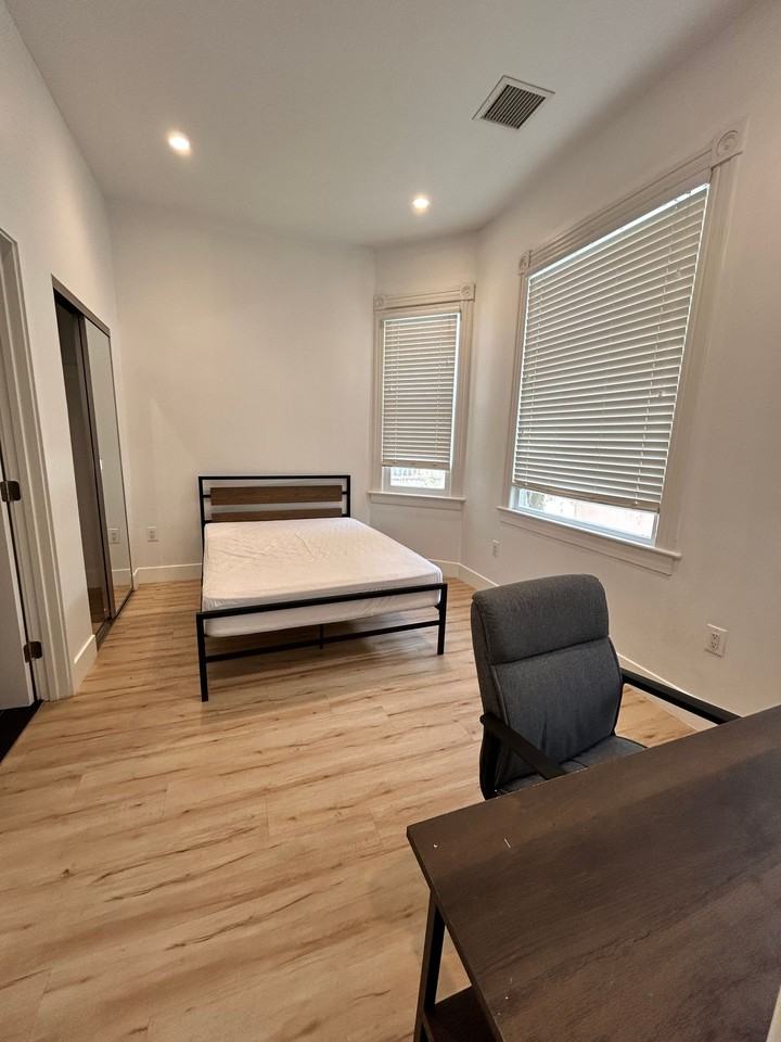 1334 W. 22nd St - Photo 4 of 10