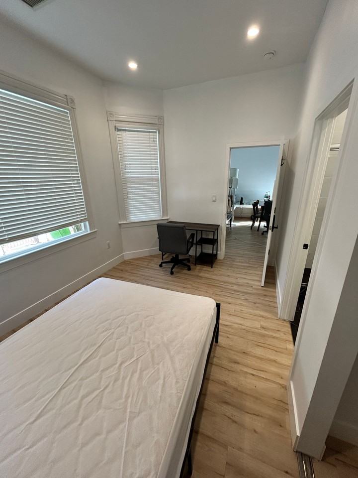 1334 W. 22nd St - Photo 6 of 10