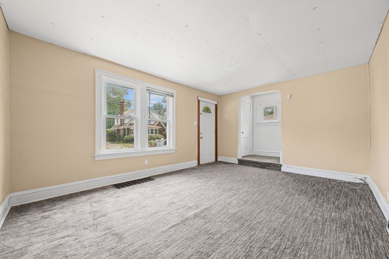 1242 Girard St - Photo 3 of 20