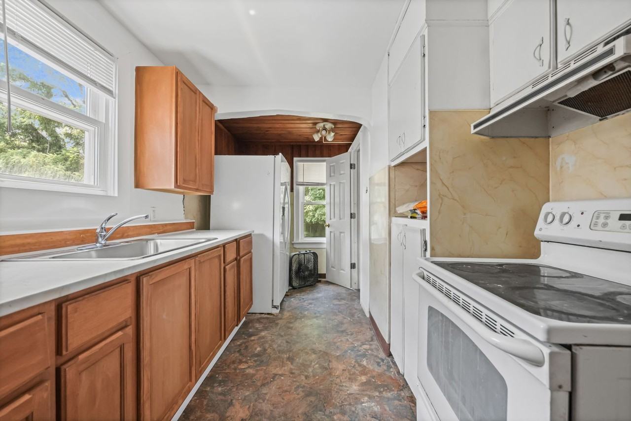 1242 Girard St - Photo 5 of 20