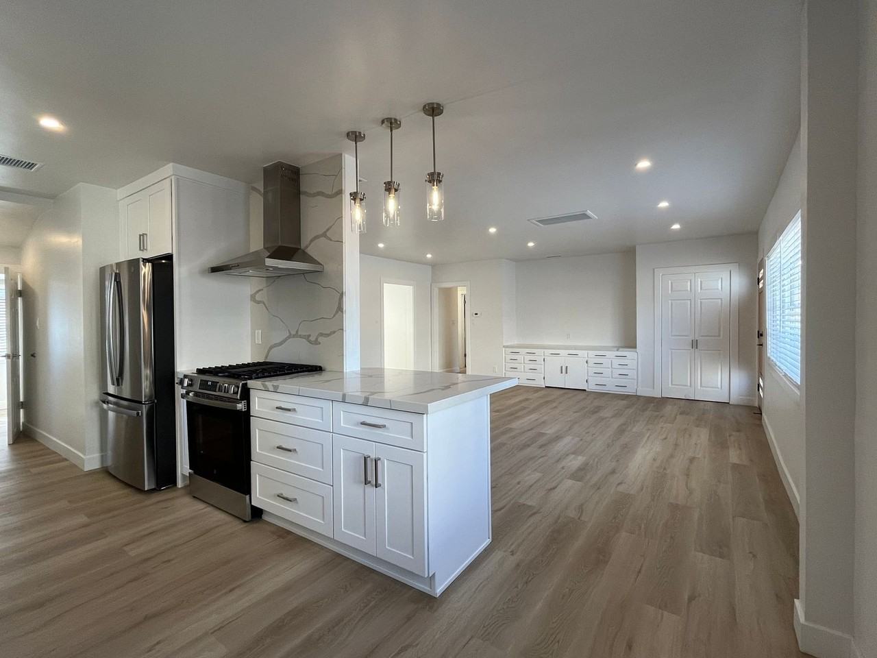 5609 Radford Ave - Photo 3 of 15