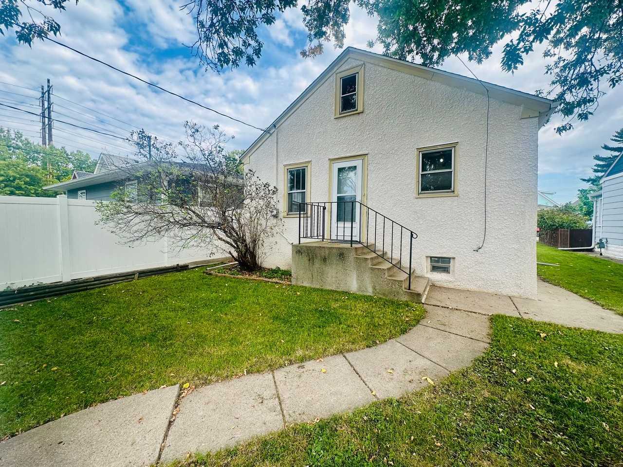 2742 Grand St Ne - Photo 3 of 19