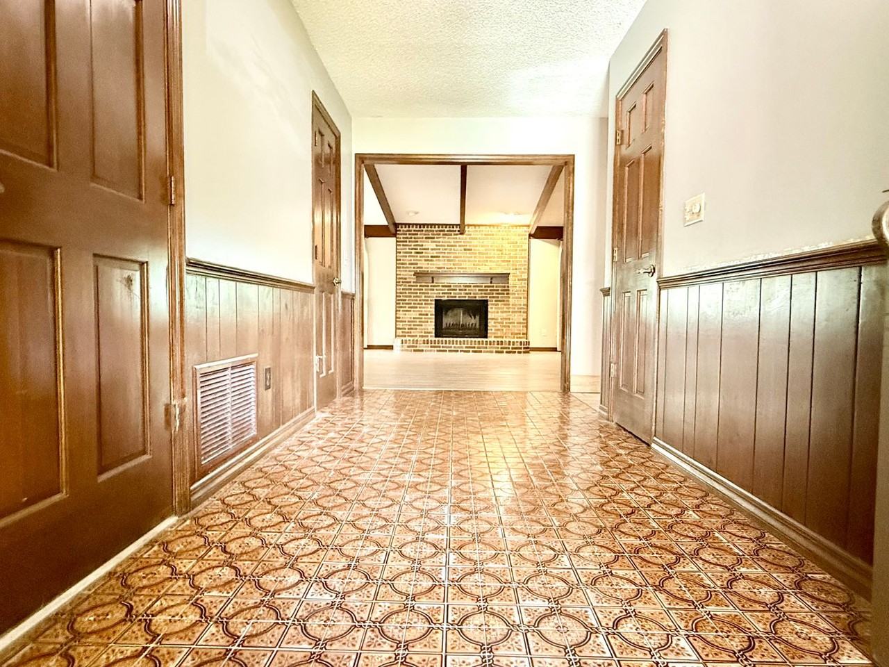 733 Westchester Dr - Photo 3 of 33