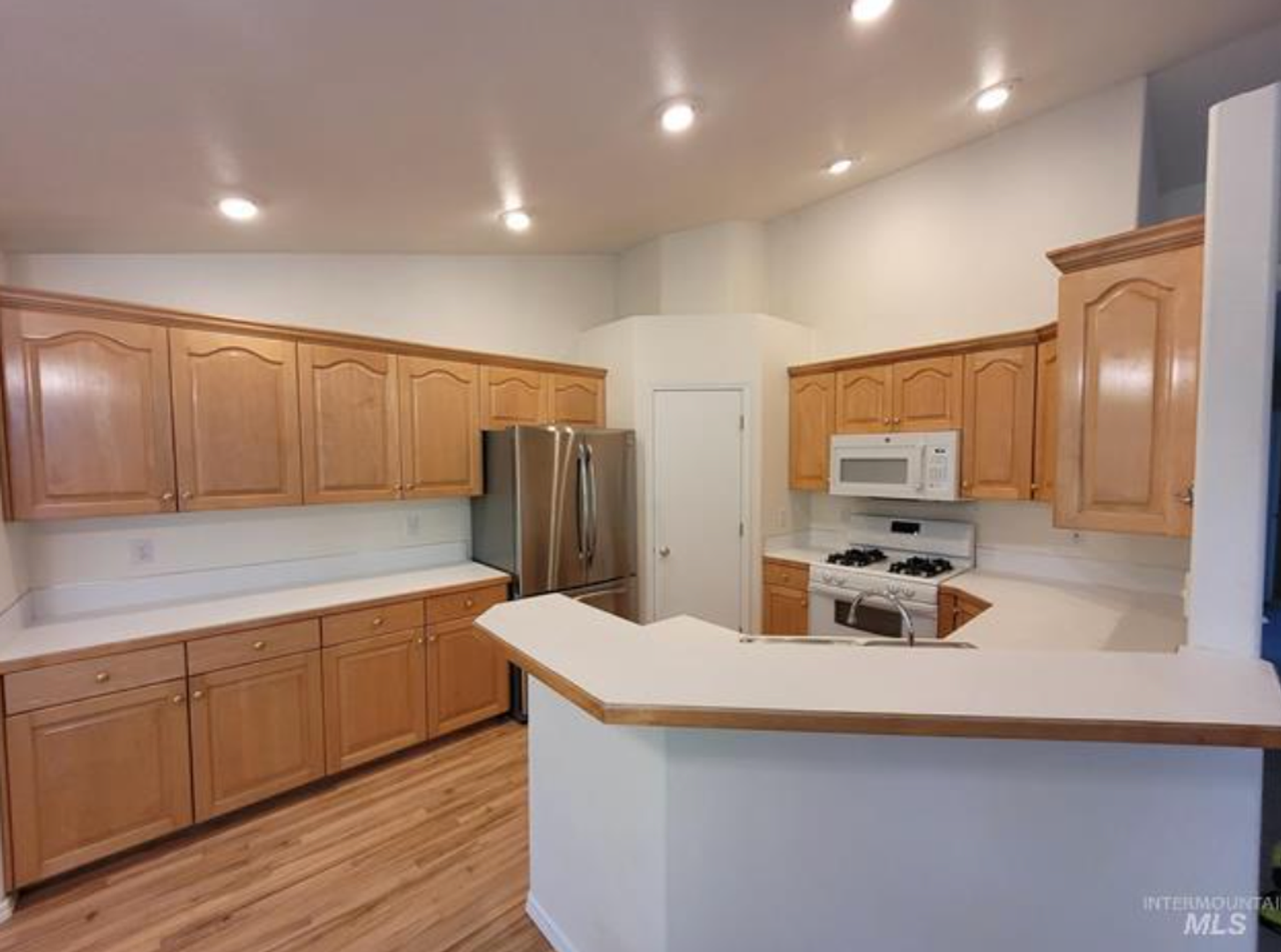 1948 E Laurelwood Dr - Photo 4 of 16