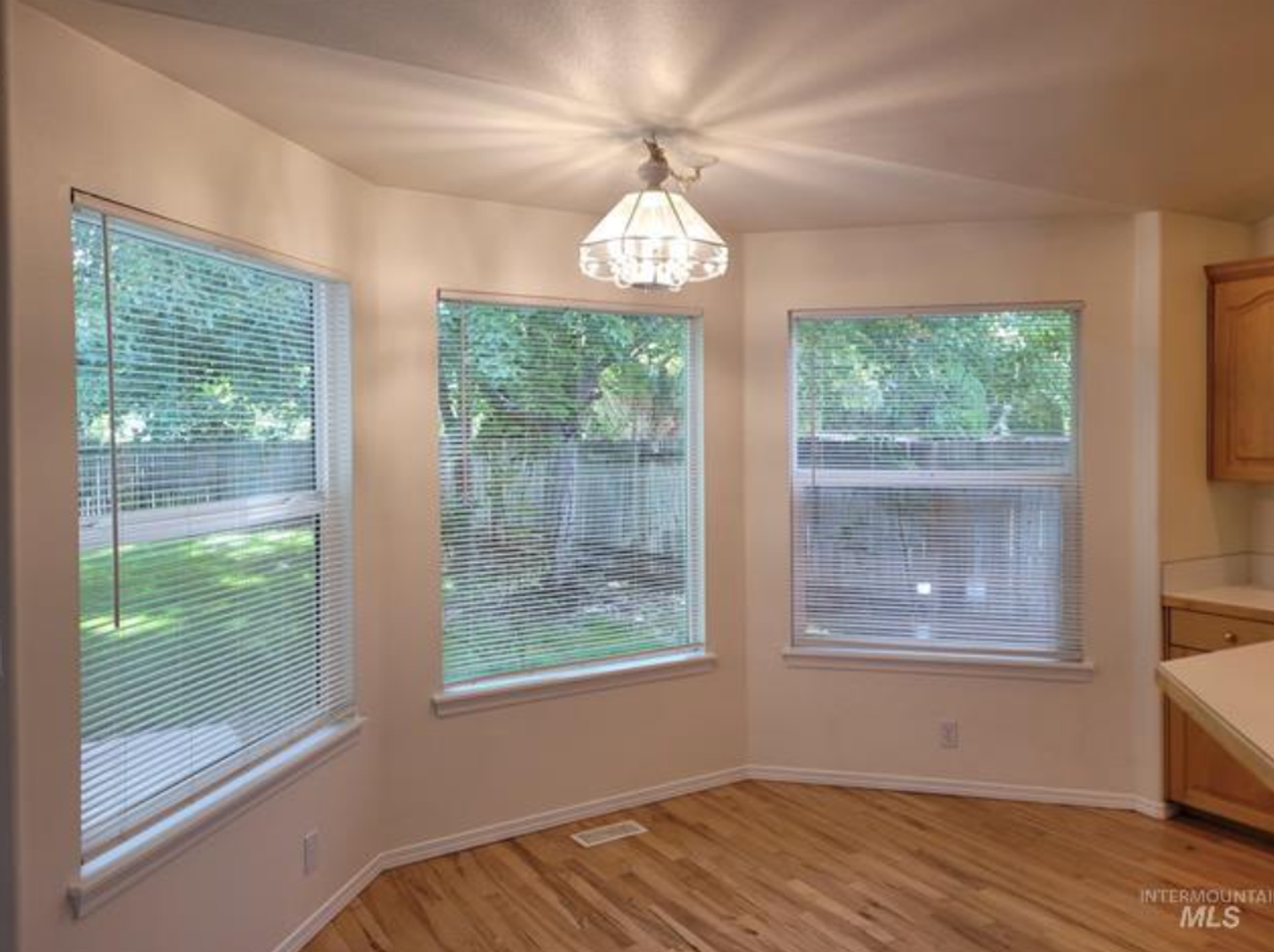 1948 E Laurelwood Dr - Photo 5 of 16