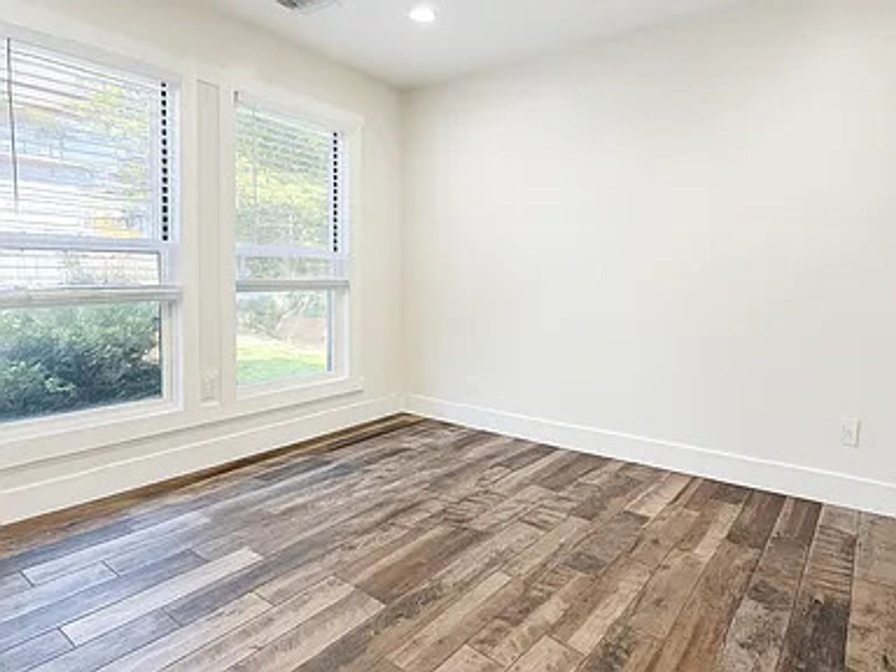 1462 W 28th St - Photo 2 of 27