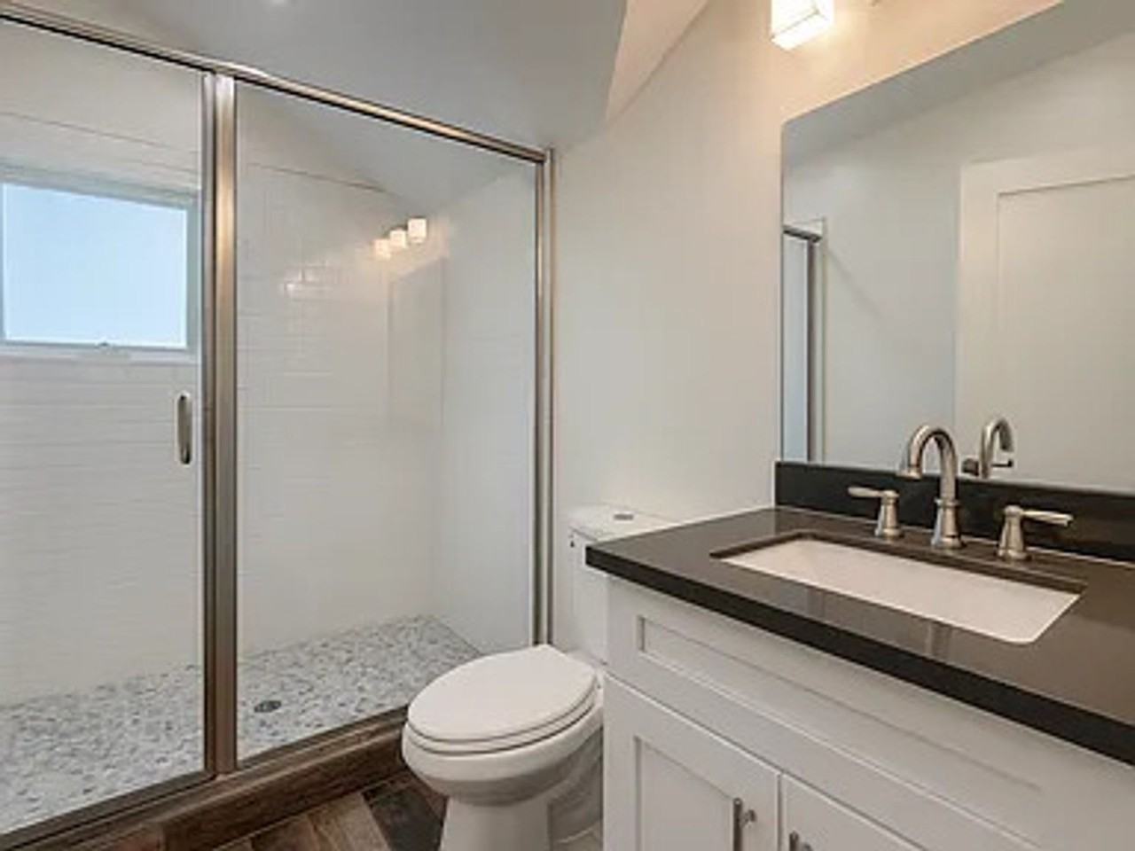 1462 W 28th St - Photo 6 of 27