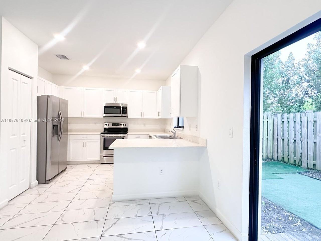 20634 Ne 2nd Ct - Photo 2 of 10