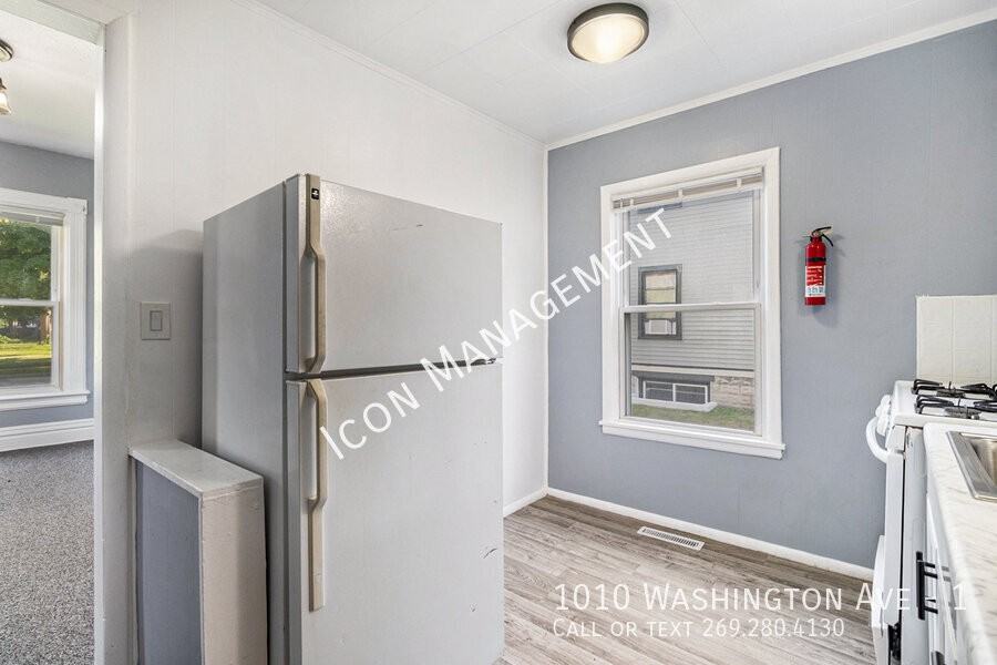 1010 Washington Ave #1 - Photo 5 of 12