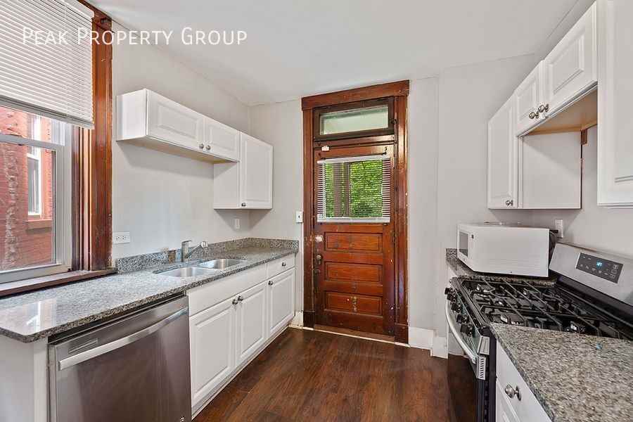 2353 Stratford Ave - Photo 4 of 22