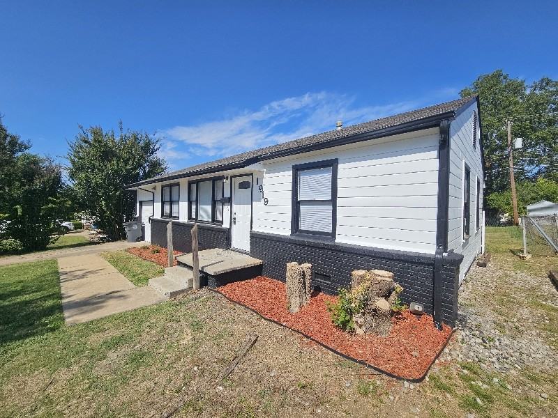 1919 W 46th Pl - Photo 2 of 11