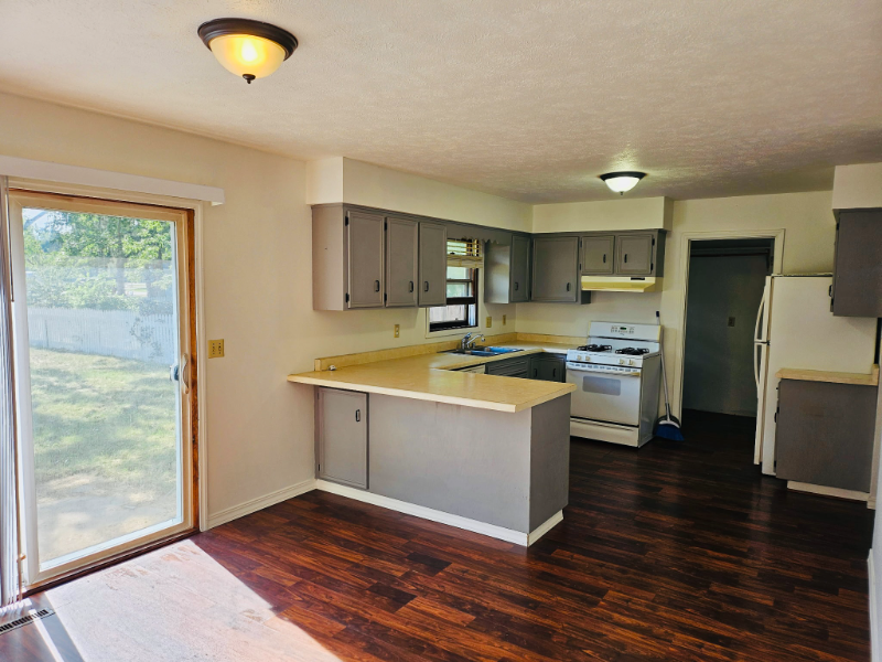 747 Salem St - Photo 2 of 5