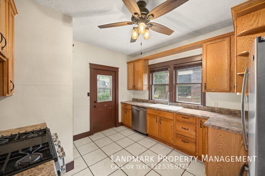812 Farragut Pl - Photo 3 of 26