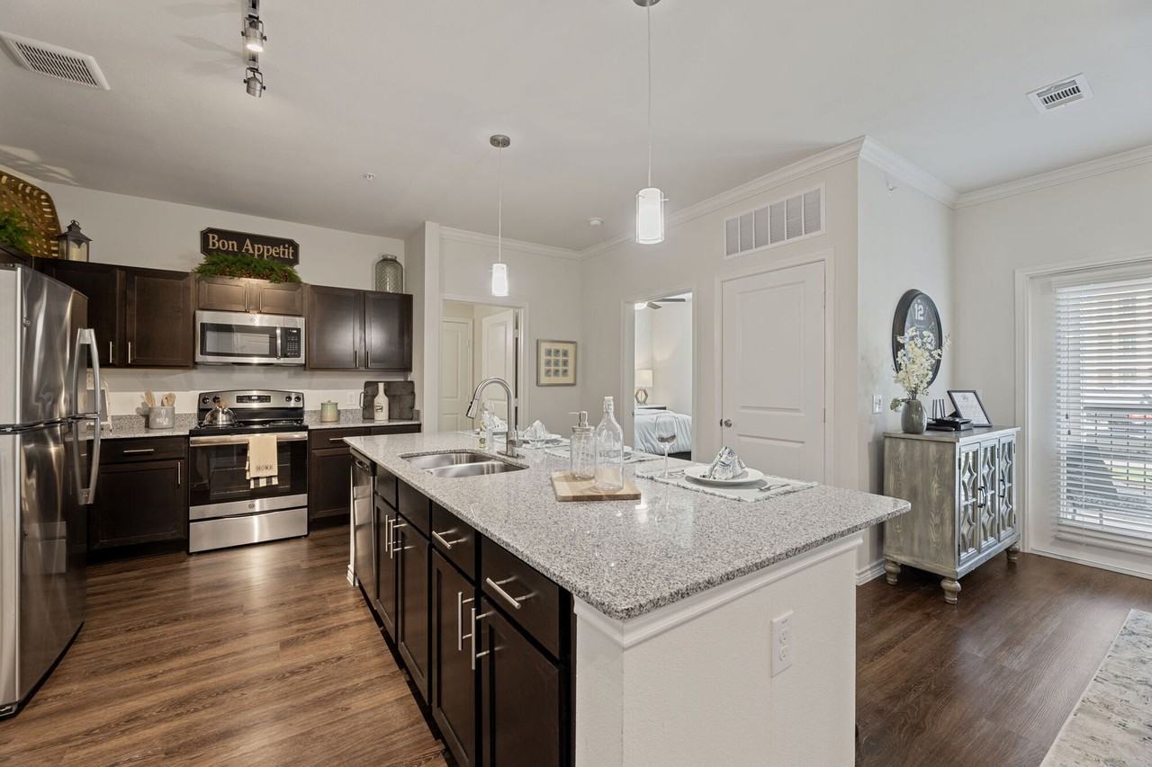 Auberge of Burleson - Photo 4 of 64