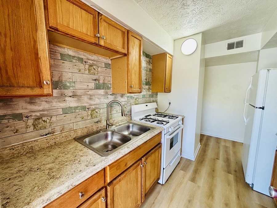 922 E Brownlee St #E49 - Photo 3 of 8