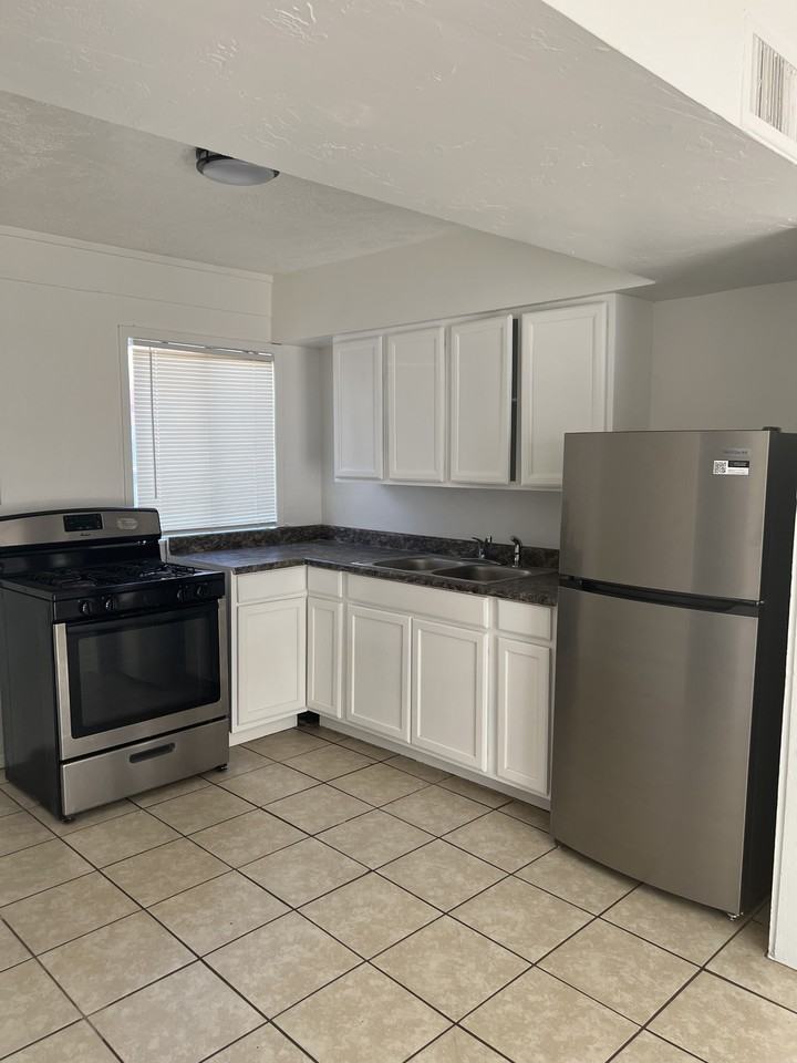 1688 // 460 East Delano Street #1 - Photo 3 of 8