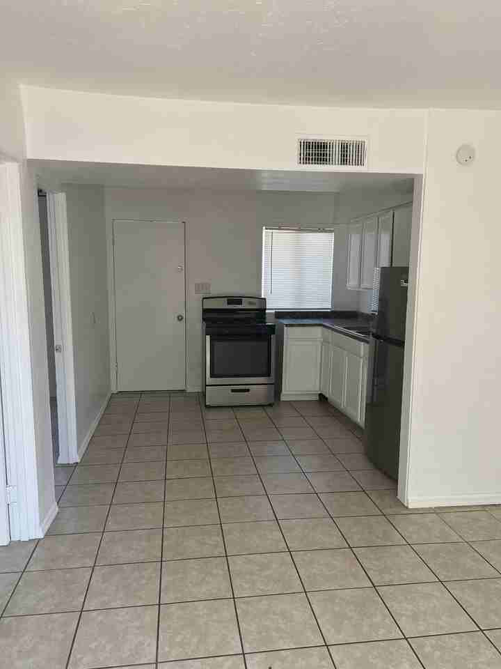 1688 // 460 East Delano Street #1 - Photo 4 of 8