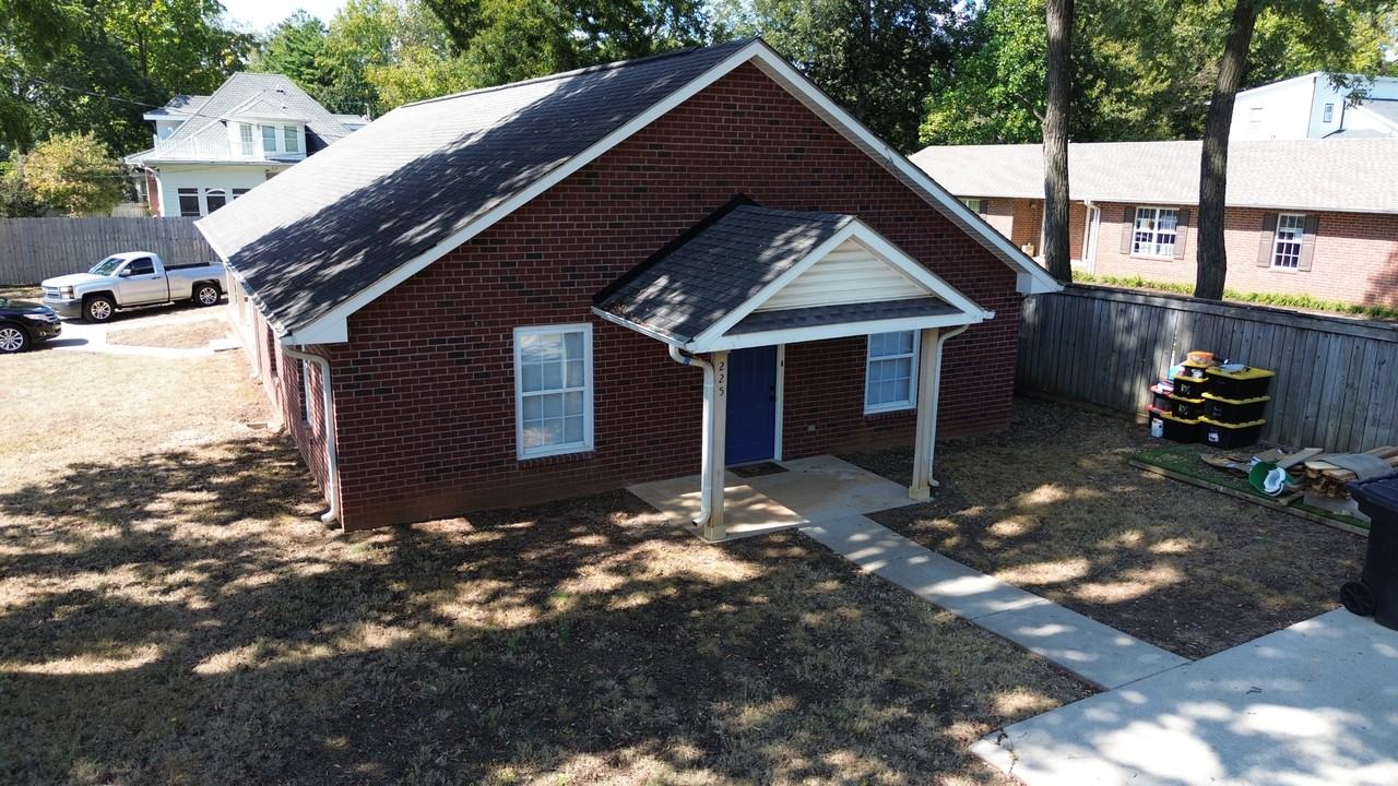 225 E Chestnut St #B - Photo 3 of 23