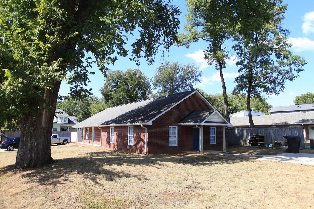 225 E Chestnut St #B - Photo 5 of 23