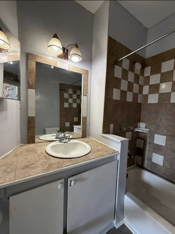 2005 Wayne Ave - Photo 4 of 11