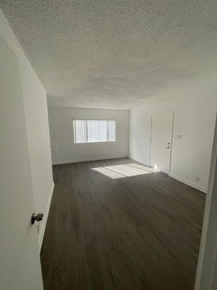 7245 Bakman Avenue - Photo 3 of 12