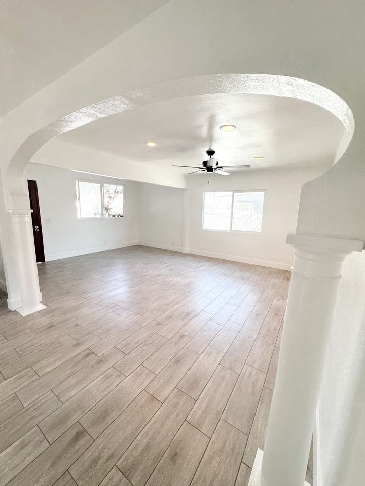 714 South Oakford Drive - Photo 3 of 48