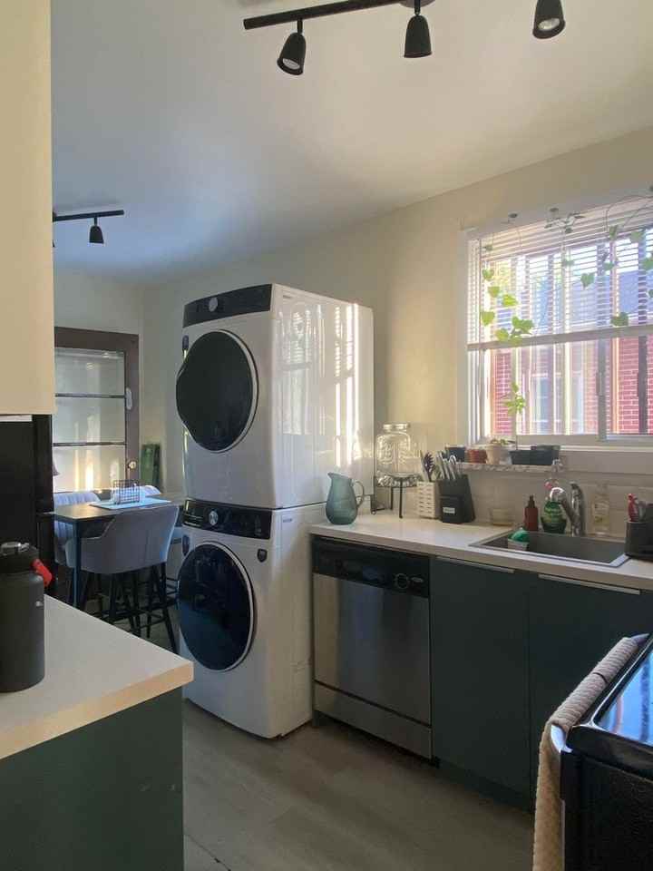 7222 Av Somerled - Photo 2 of 11