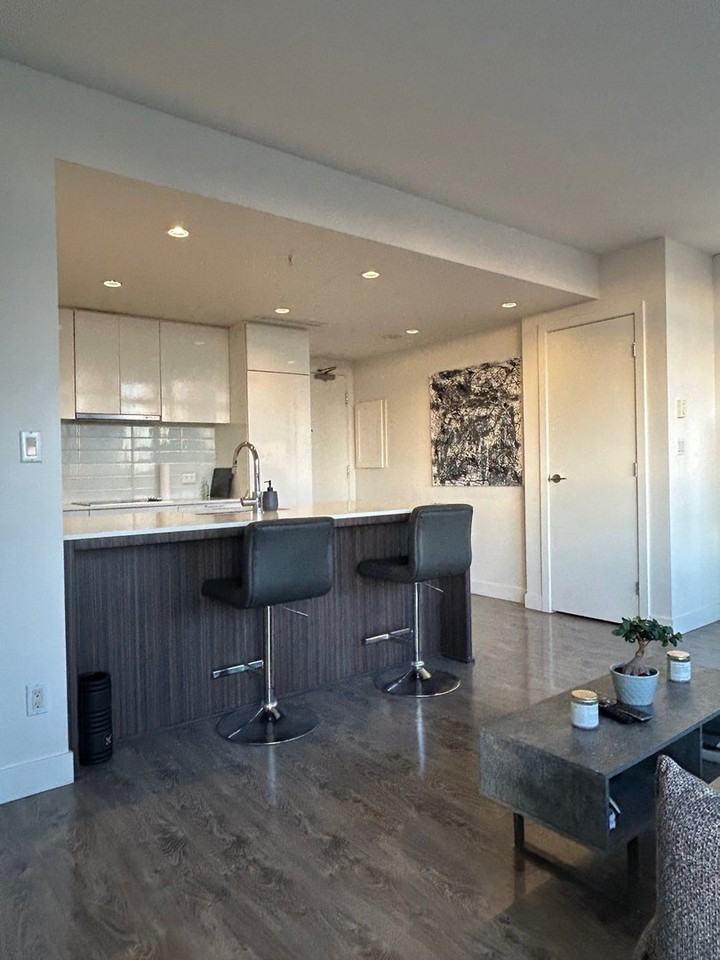 1308 Hornby St - Photo 2 of 12