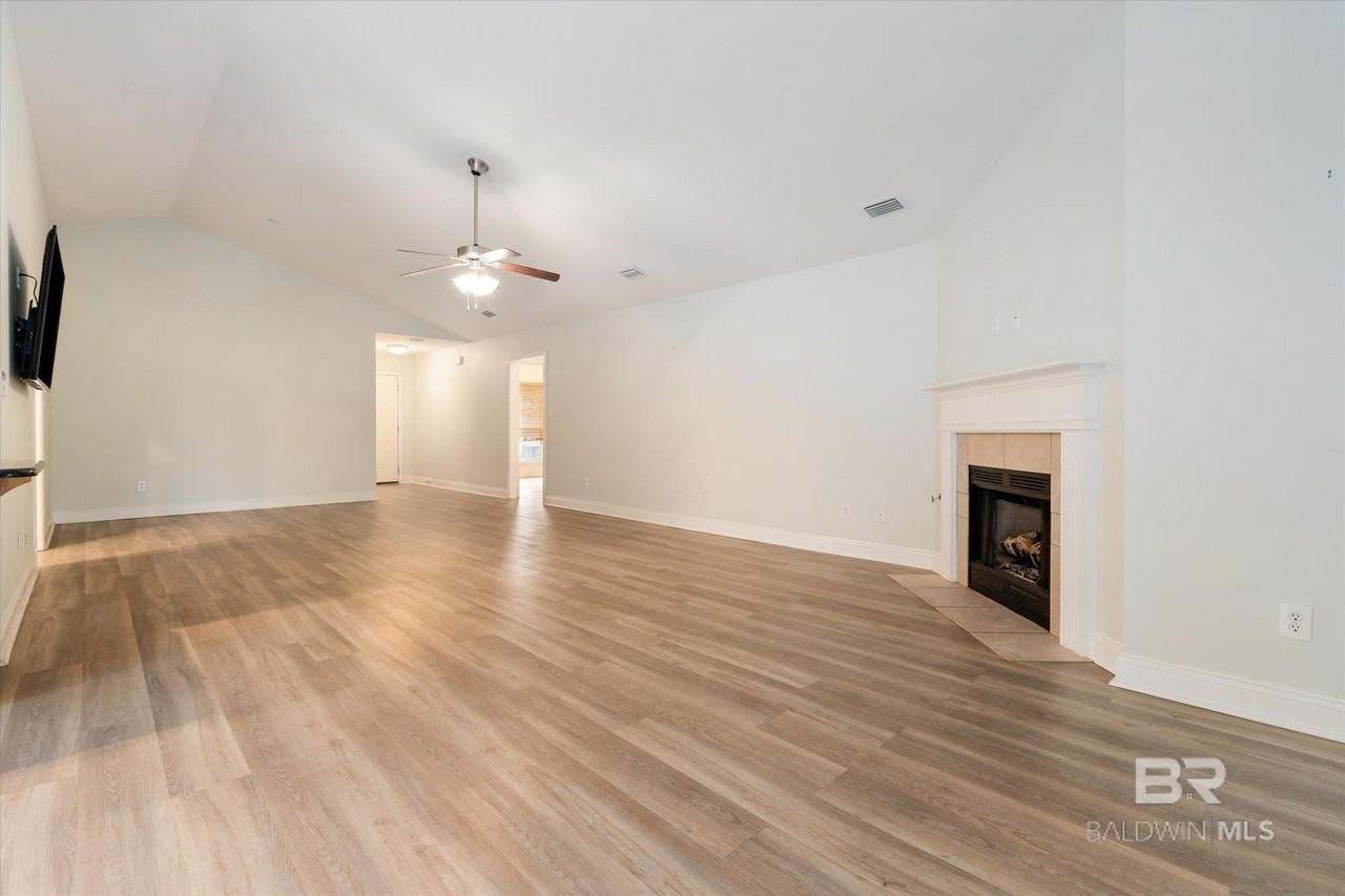 9534 Woolrich Ave - Photo 4 of 20