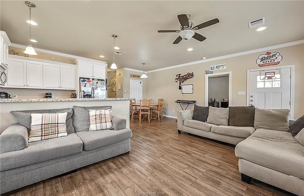 119 Sterling St - Photo 2 of 9