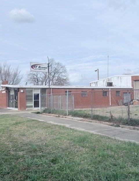 918 3rd Ave - Photo 2 of 8