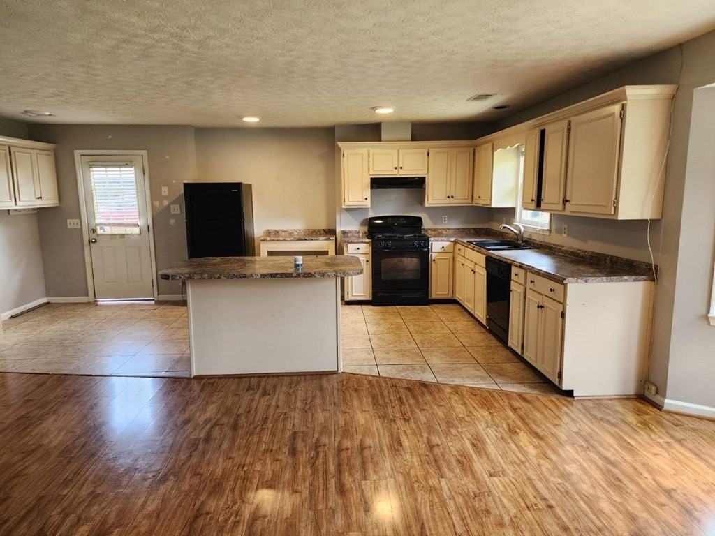 946 Elysium Dr - Photo 4 of 28