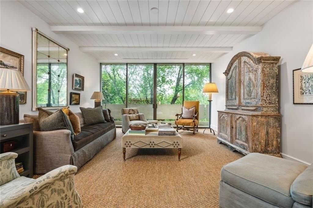 2575 Peachtree Rd Ne #8D