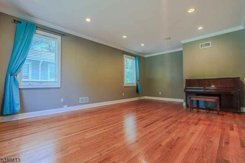 567 Mountain Ave - Photo 3 of 28