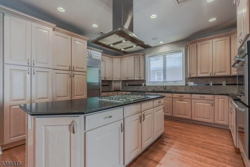 567 Mountain Ave - Photo 4 of 28