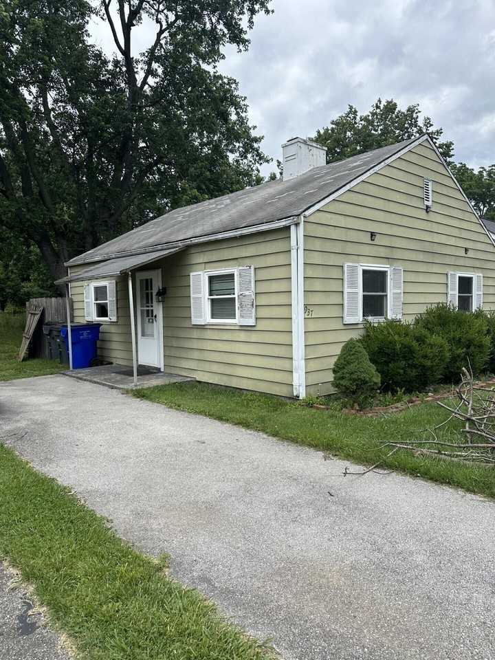 937 Meadow Ln - Photo 2 of 16