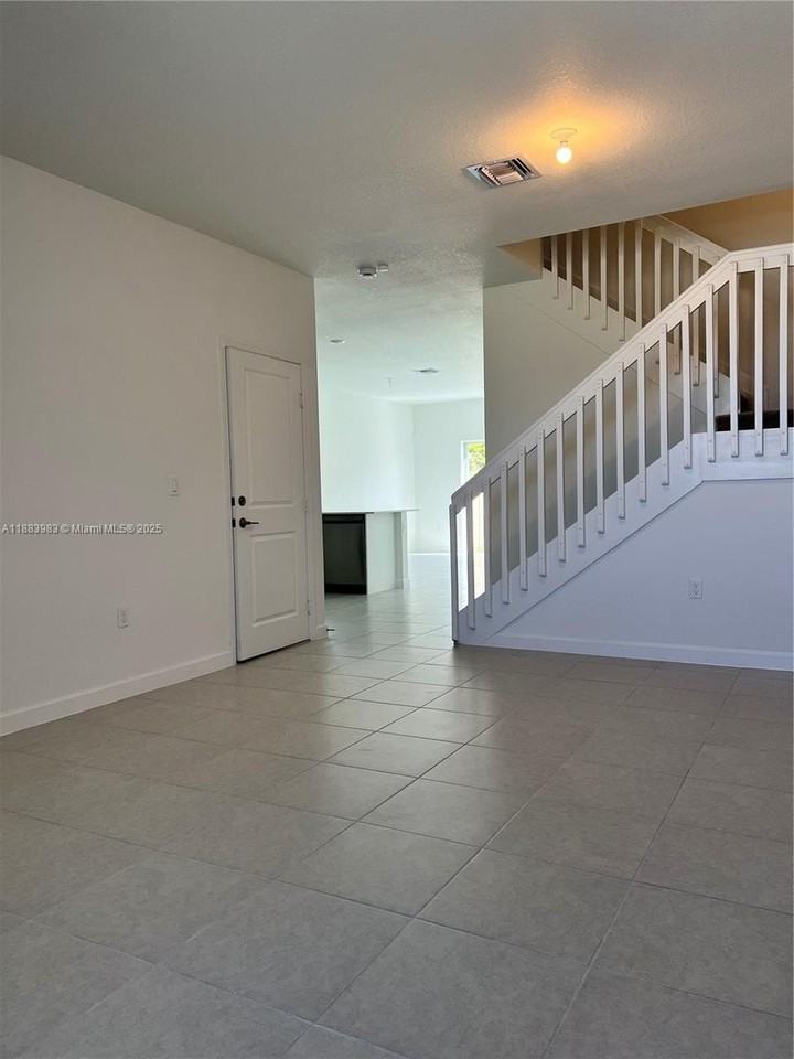 4619 Nw 118th Ave - Photo 2 of 20