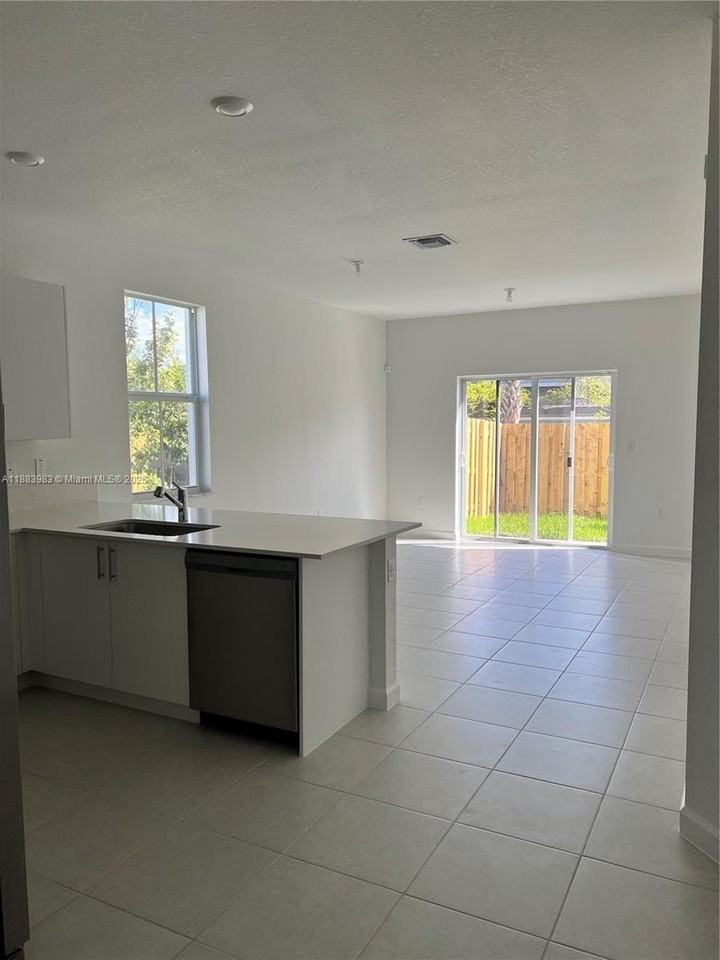 4619 Nw 118th Ave - Photo 4 of 20