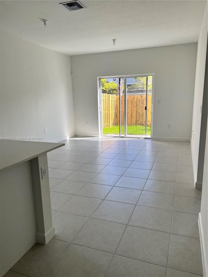 4619 Nw 118th Ave - Photo 7 of 20