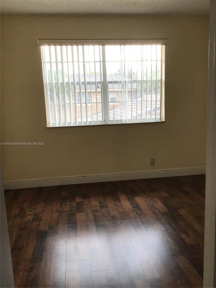 11502 Northwest 43rd Court #11502 - Photo 6 of 10