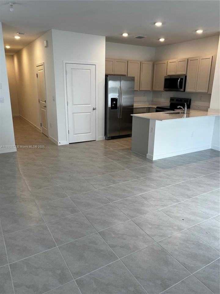 652 Nw 6th St #652 - Photo 4 of 15