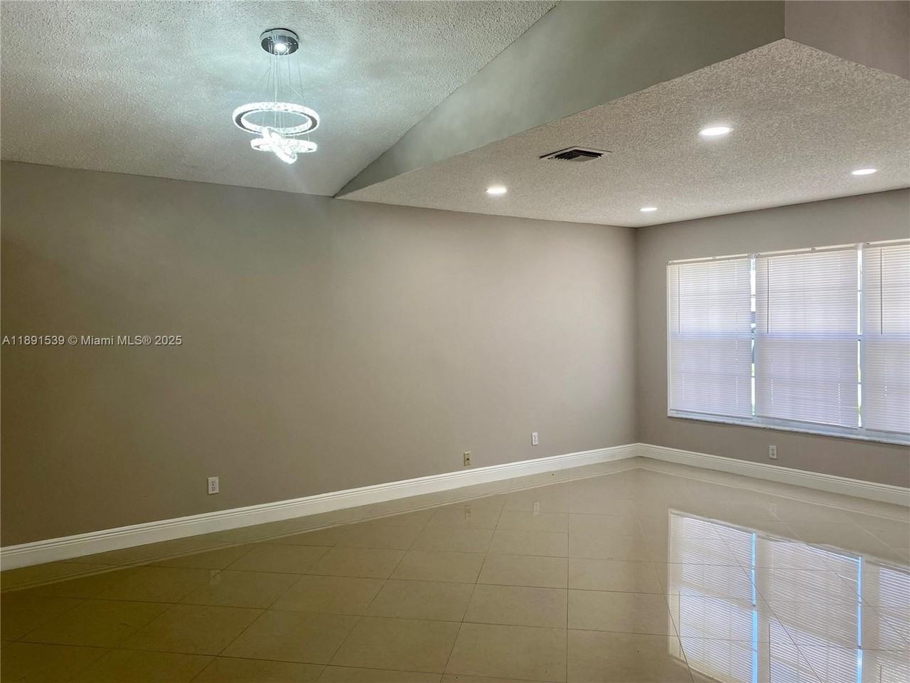 405 Sw 183rd Way - Photo 3 of 17