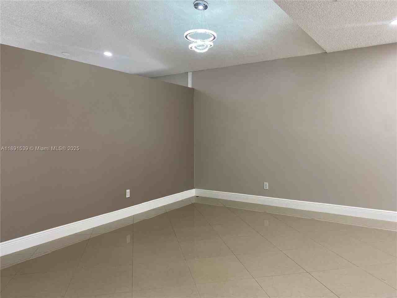 405 Sw 183rd Way - Photo 4 of 17